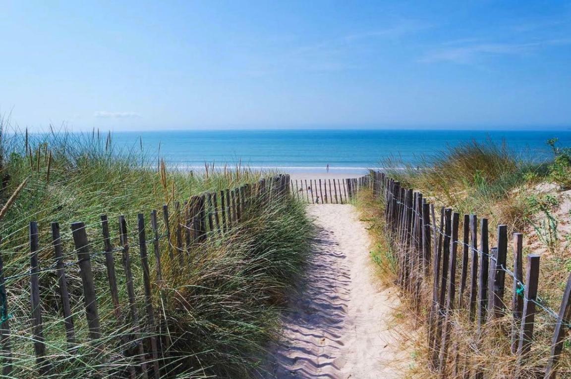 Derriere La Plage : Suite, Patio Et Pergola Le Bois-Plage-en-Ré Exteriör bild